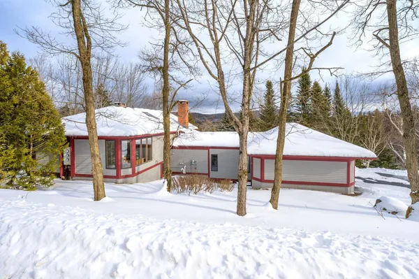 $949,000 | 33 Carinthia Road, West Dover, VT 05356