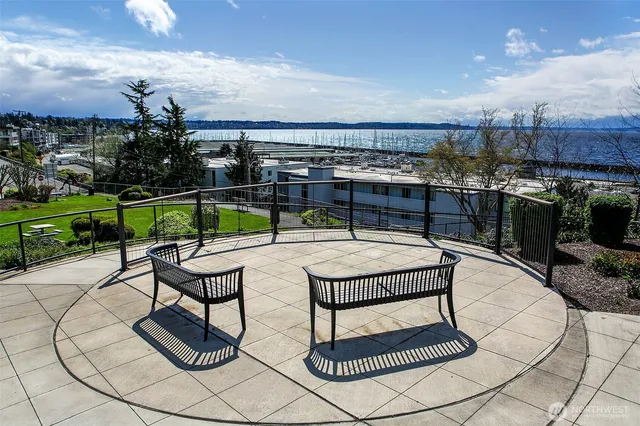a view of a buildings in the backyard
