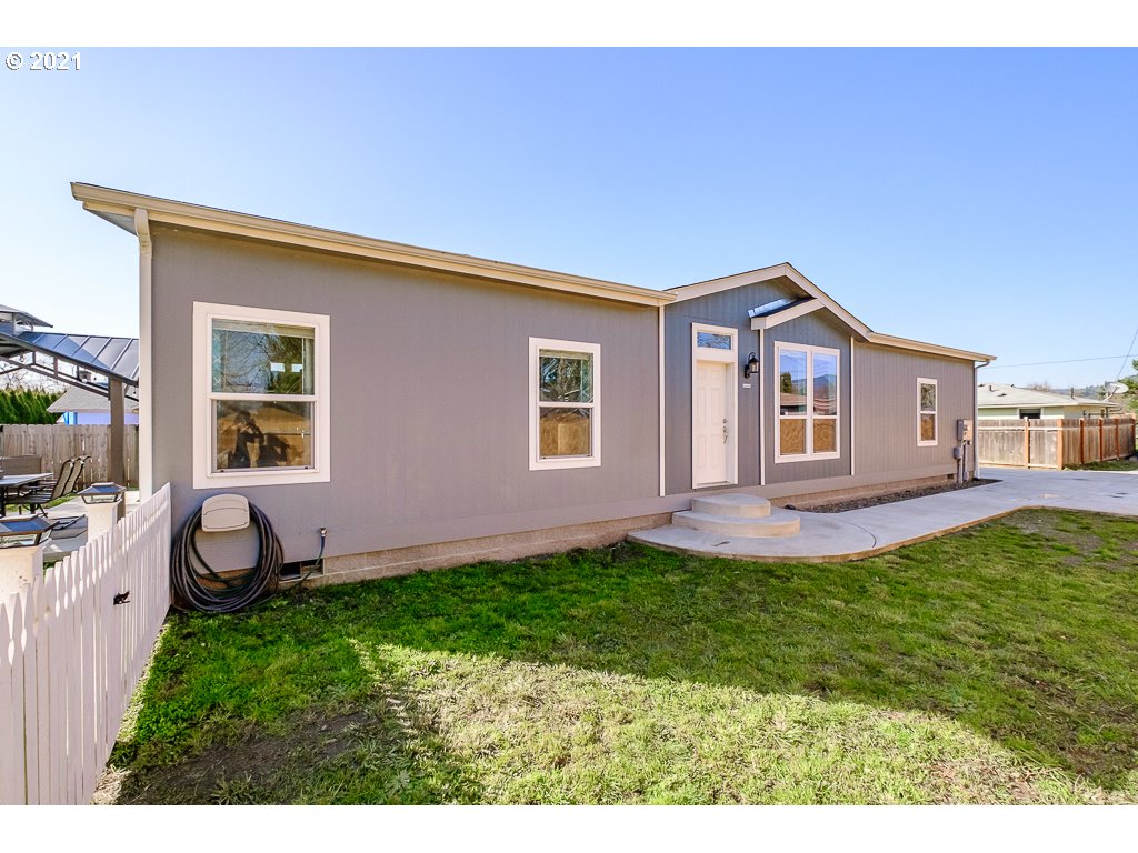 5063 D Street Springfield, OR 97478 - Photo 2 of 24