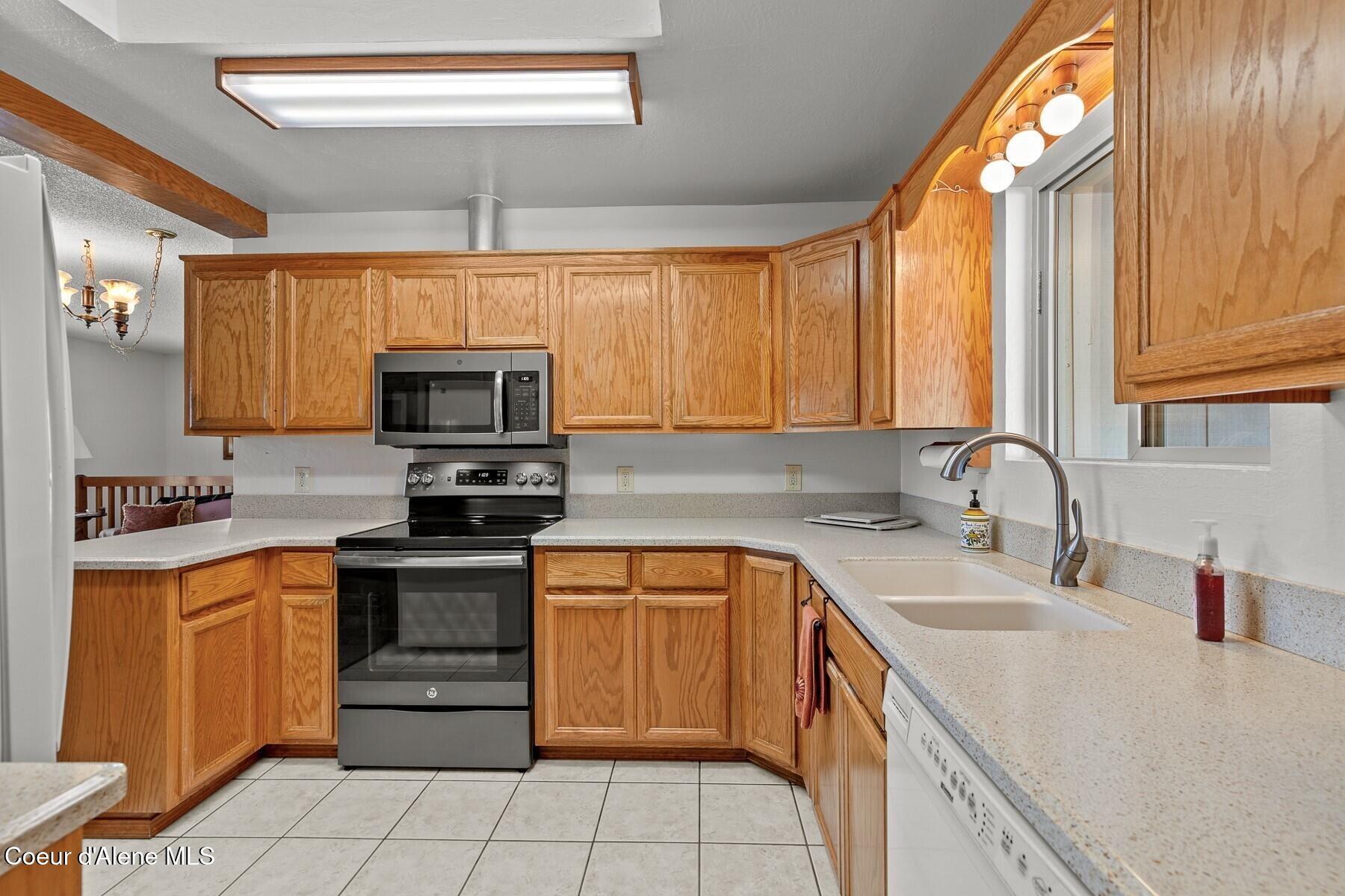 5977 East McMahon Road Hayden, ID 83835 - Photo 9 of 39 Ample Counter Space