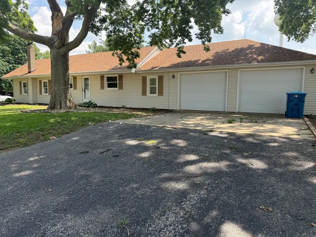 $1,400 | 126 8th Street, Hennepin, IL 61327