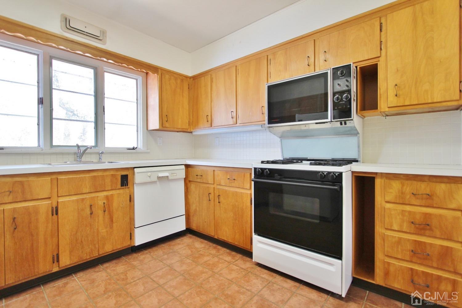 912 River Road Piscataway, NJ 08854 - Photo 8 of 27 Gallery Image 8