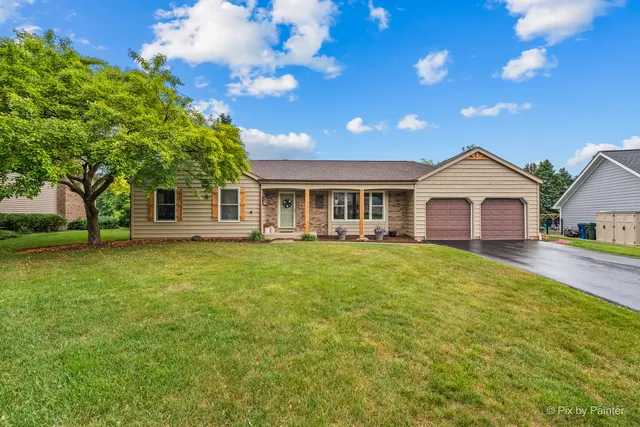 a view of a house with a yard