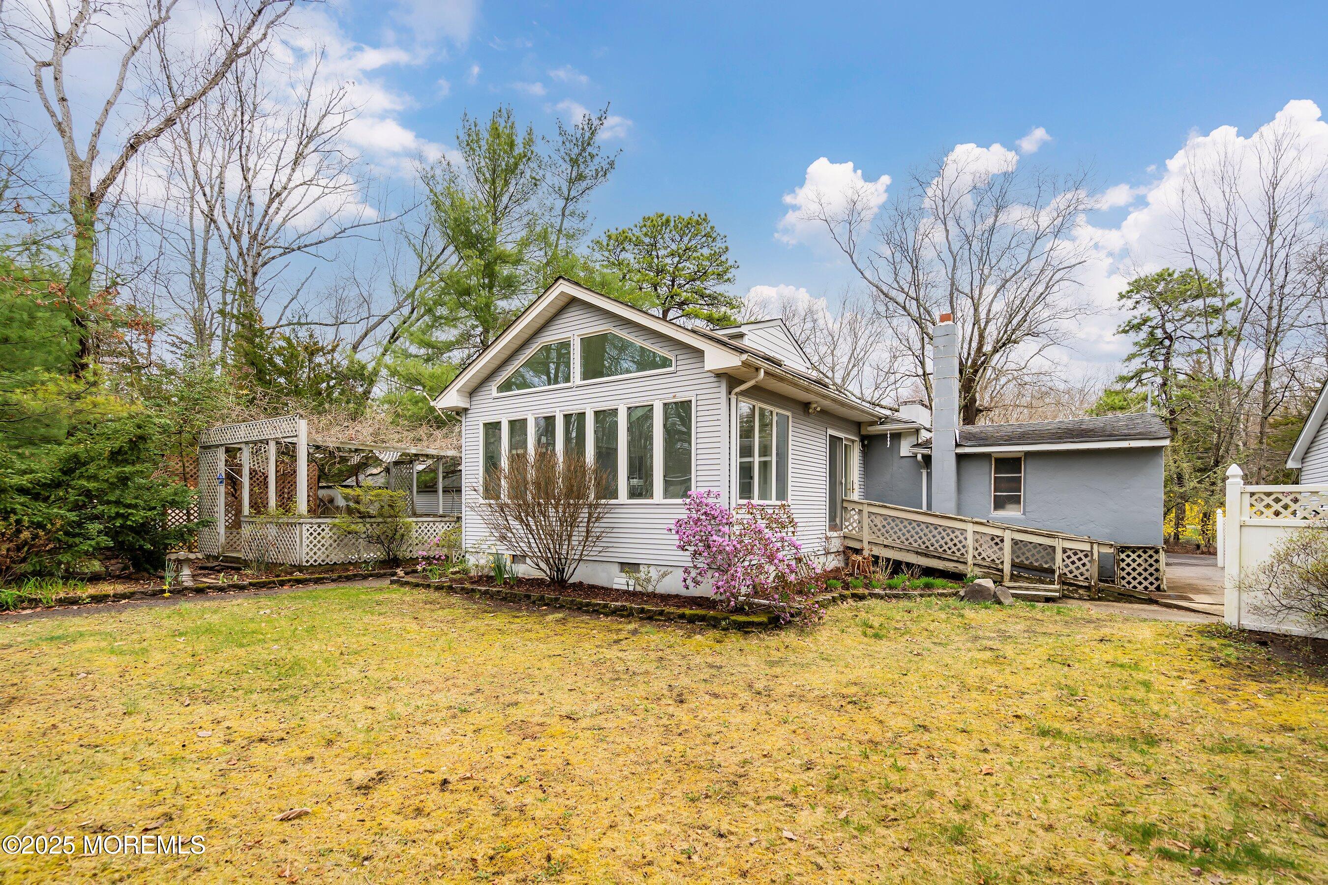 135 West Commodore Boulevard Jackson, NJ 08527 - Photo 26 of 27 26-Back Right