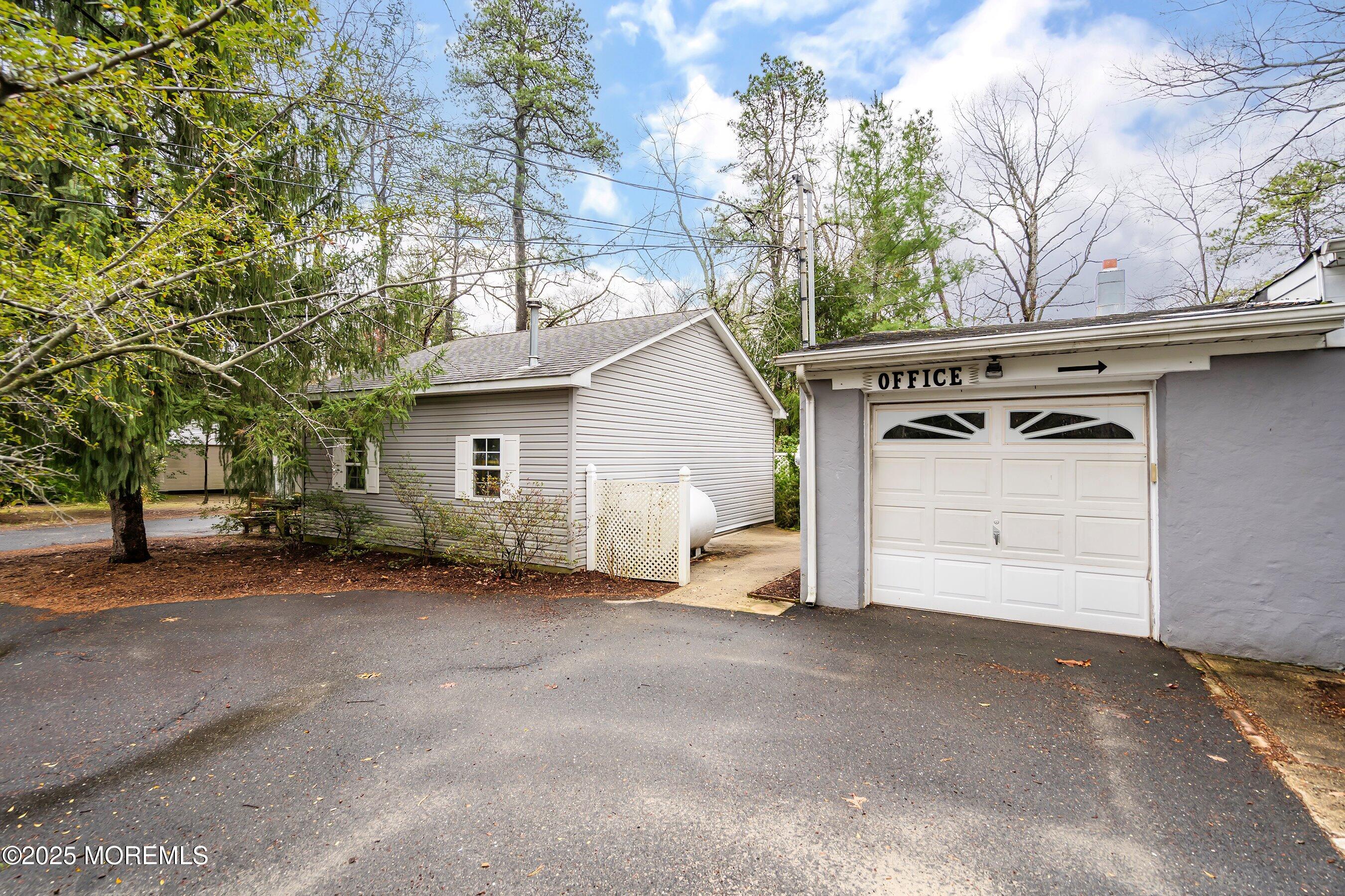 135 West Commodore Boulevard Jackson, NJ 08527 - Photo 3 of 27 03-Garages