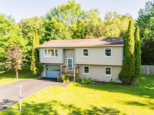 $359,900 | 6 Chester Wood Court, Ballston Spa, NY 12020