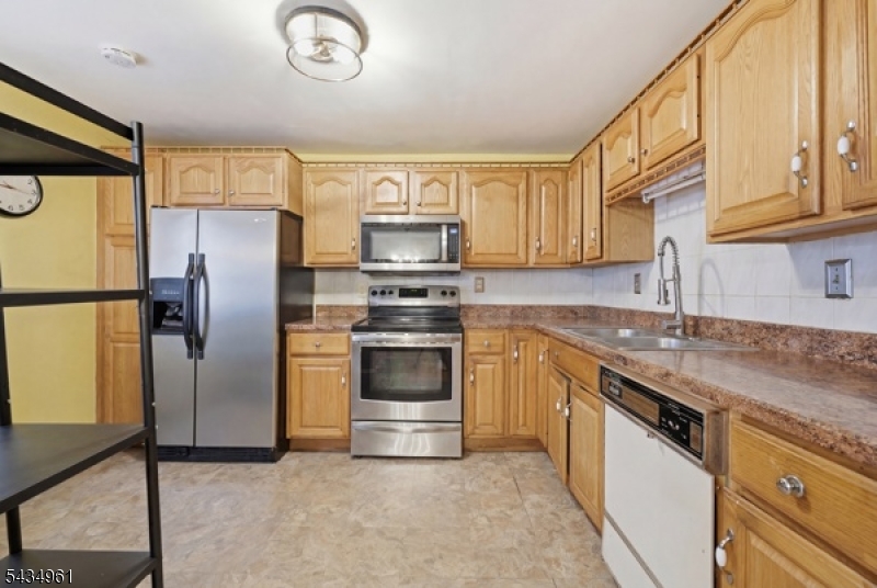 142 Pearl Street Paterson, NJ 07501 - Photo 3 of 20