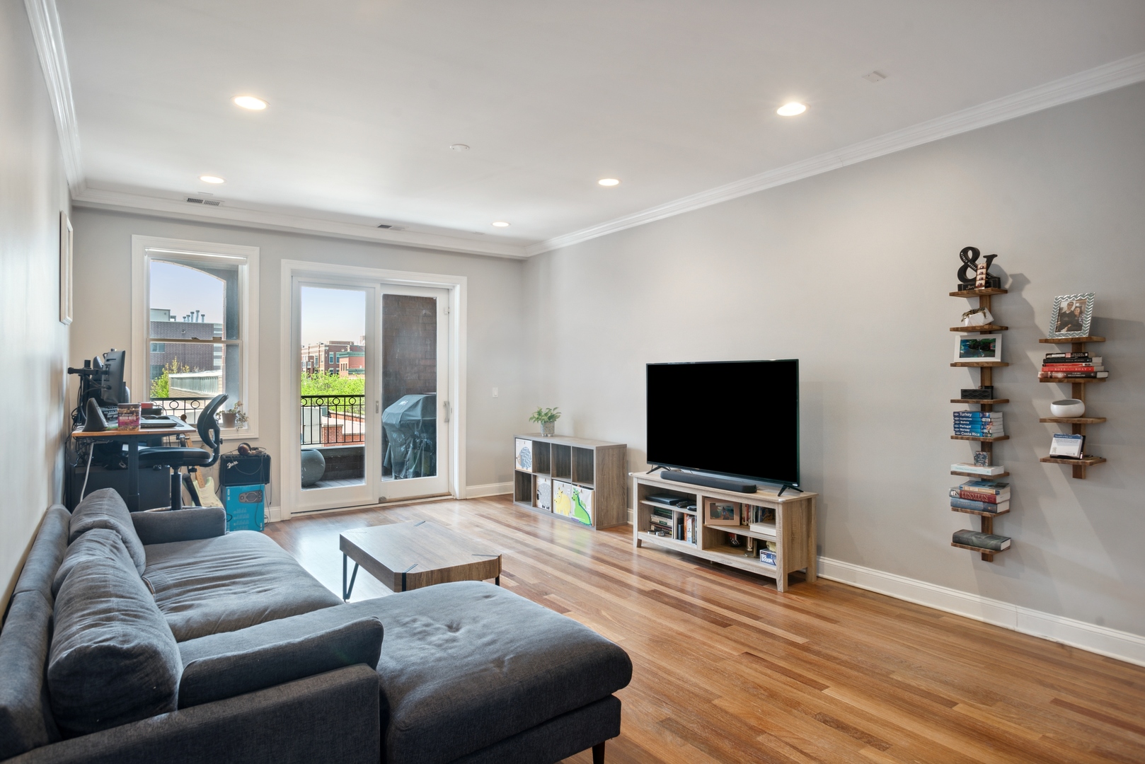 955 West Monroe Street, Unit 3C Chicago, IL 60607 - Photo 3 of 22 a living room with furniture and a flat screen tv