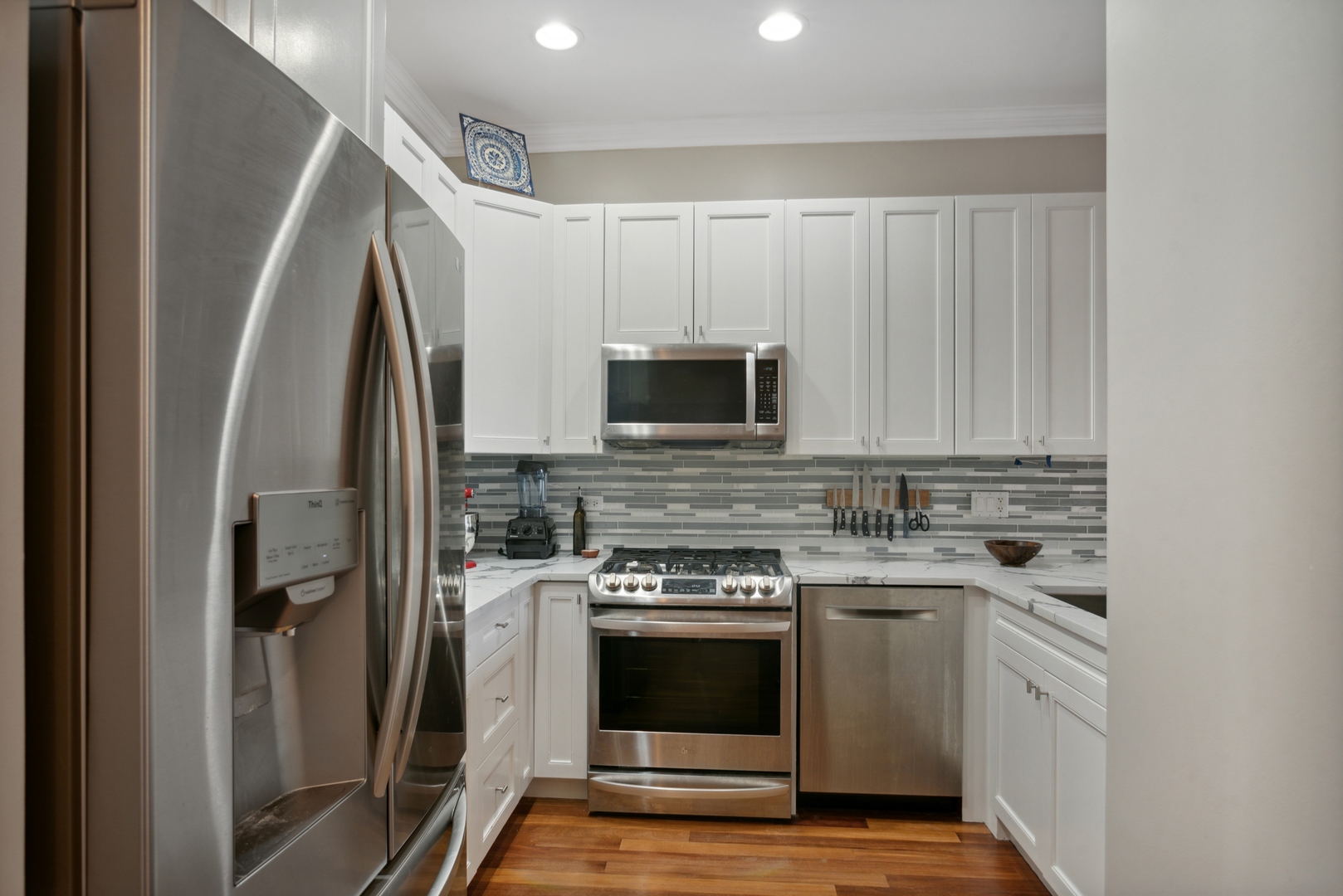 955 West Monroe Street, Unit 3C Chicago, IL 60607 - Photo 7 of 22 a kitchen with a stove sink and refrigerator