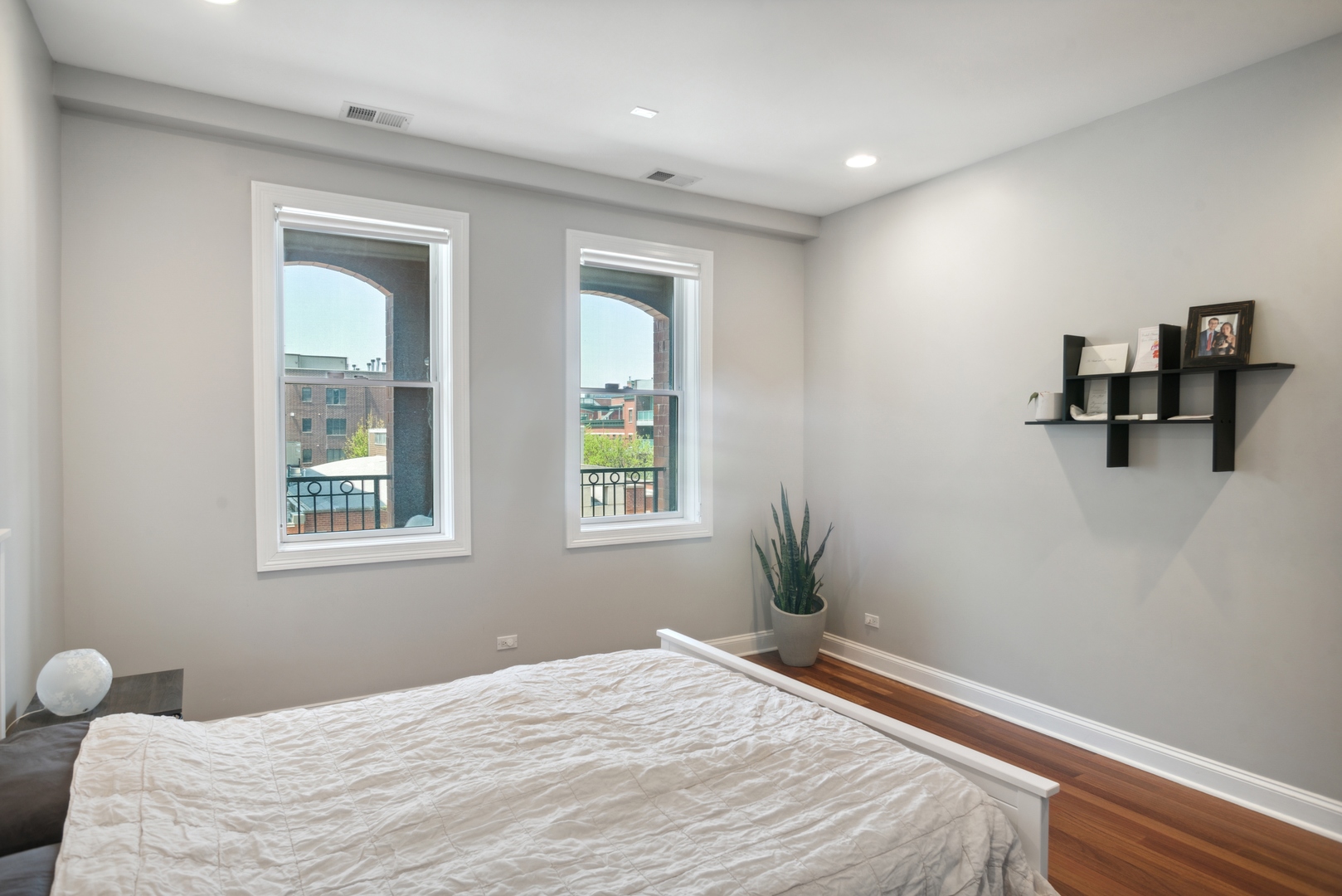 955 West Monroe Street, Unit 3C Chicago, IL 60607 - Photo 10 of 22 a bedroom with a bed and a window
