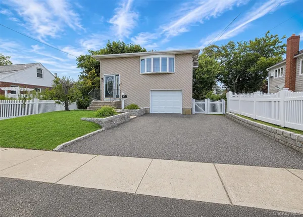 $689,000 | 11 Farragut Avenue, Lindenhurst, NY 11757