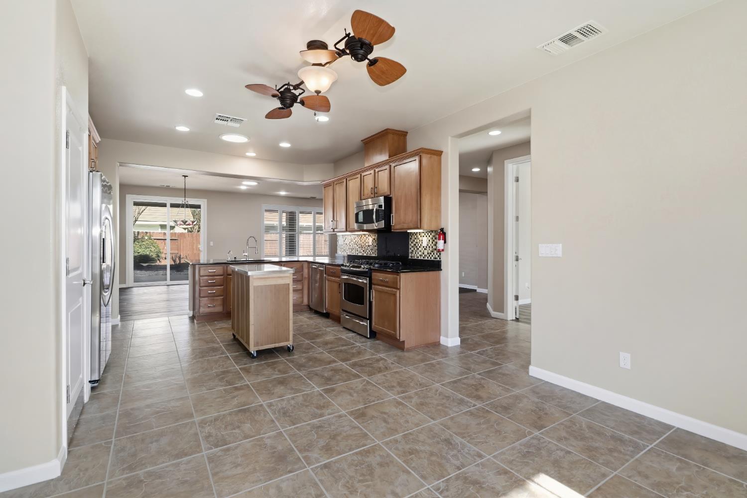 9644 Oakham Way Elk Grove, CA 95757 - Photo 18 of 77