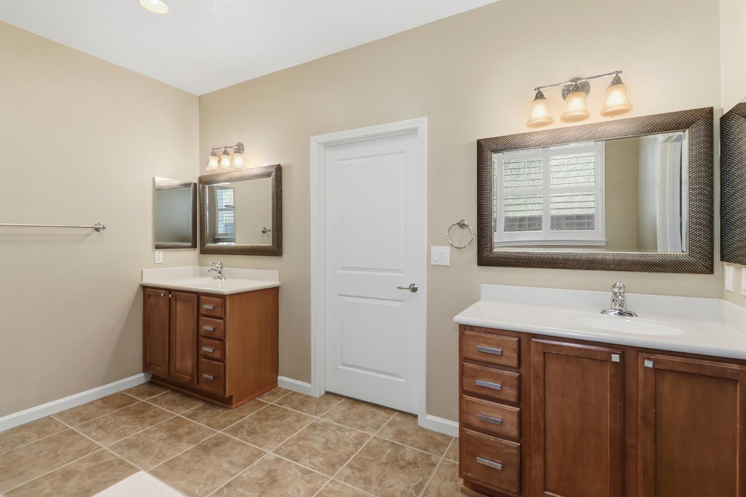 9644 Oakham Way Elk Grove, CA 95757 - Photo 30 of 77 Master Bathroom.
