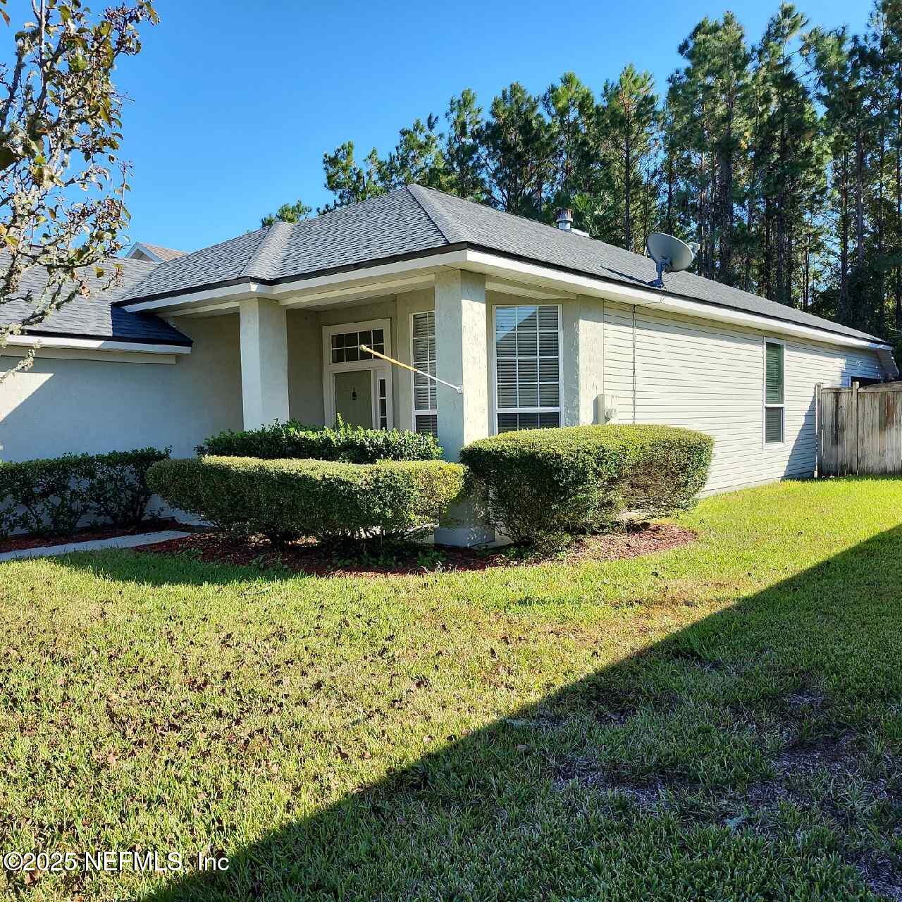 96203 Ridgewood Circle Fernandina Beach, FL 32034 - Photo 2 of 20 a front view of a house with garden