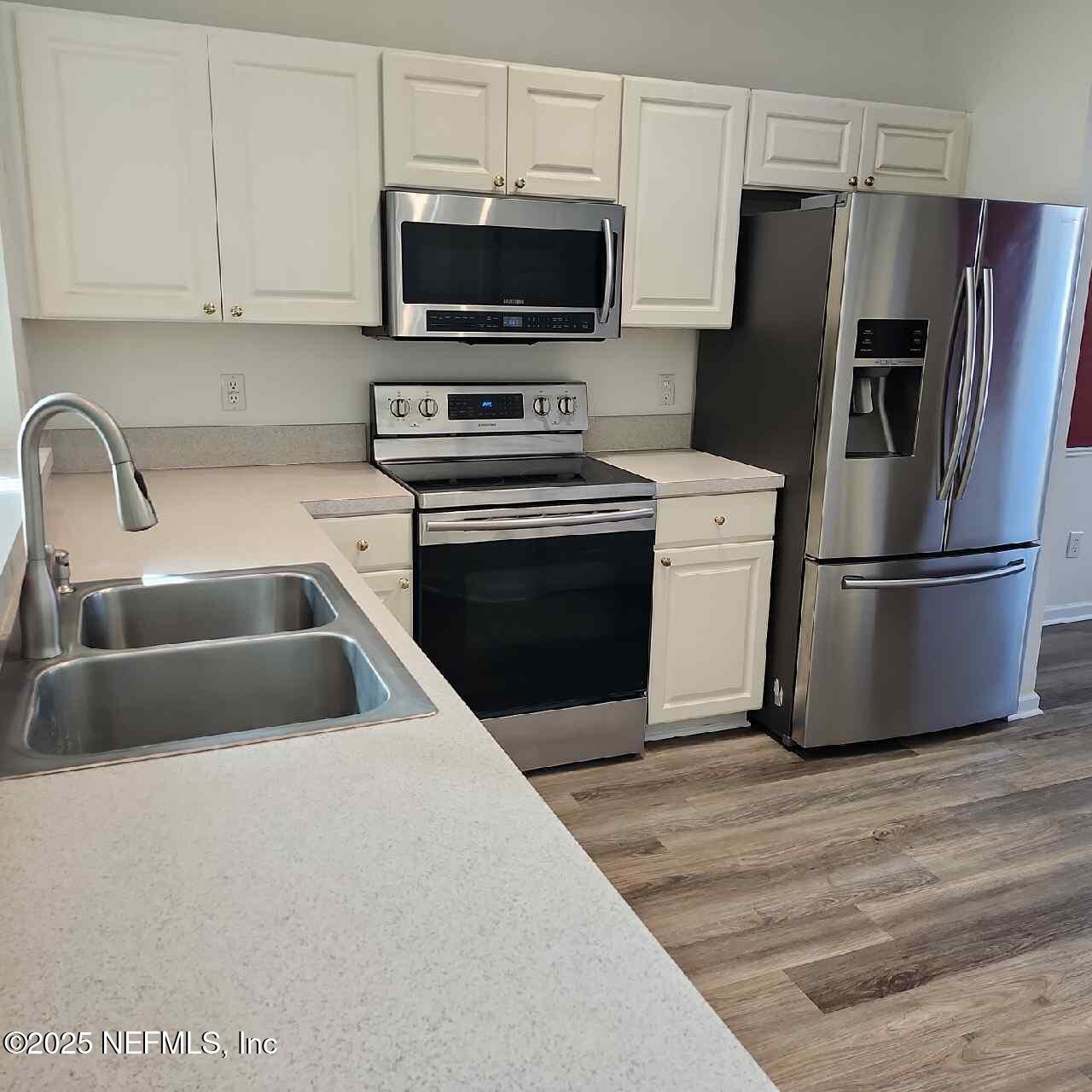 96203 Ridgewood Circle Fernandina Beach, FL 32034 - Photo 10 of 20 a kitchen with a refrigerator stove and microwave