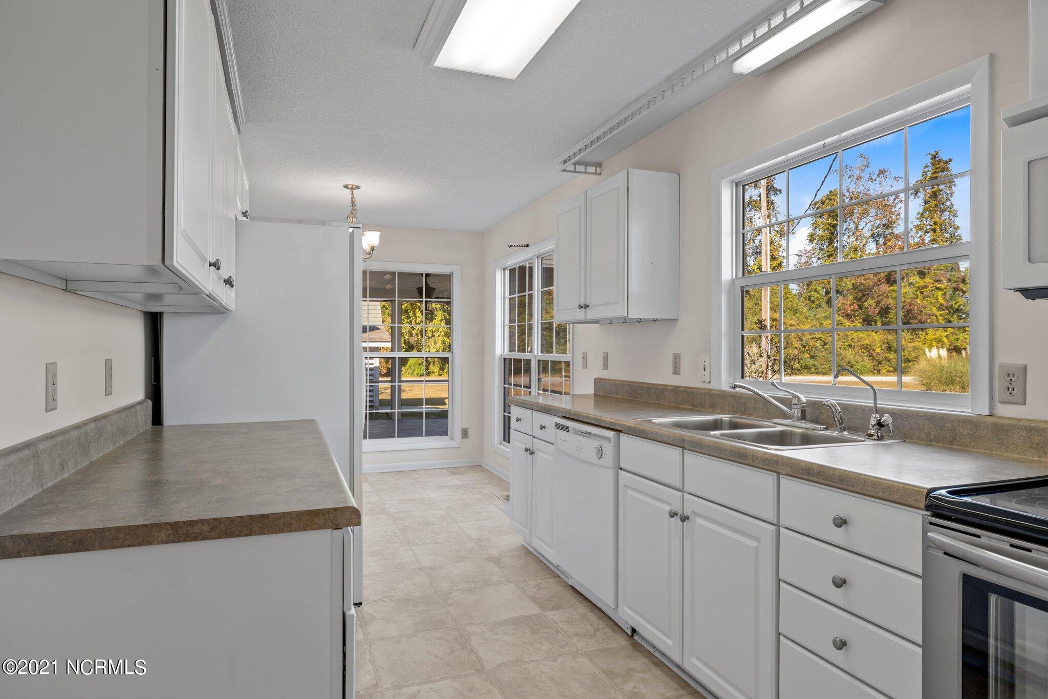 110 Wallace Road Beaufort, NC 28516 - Photo 11 of 42 Kitchen/breakfast