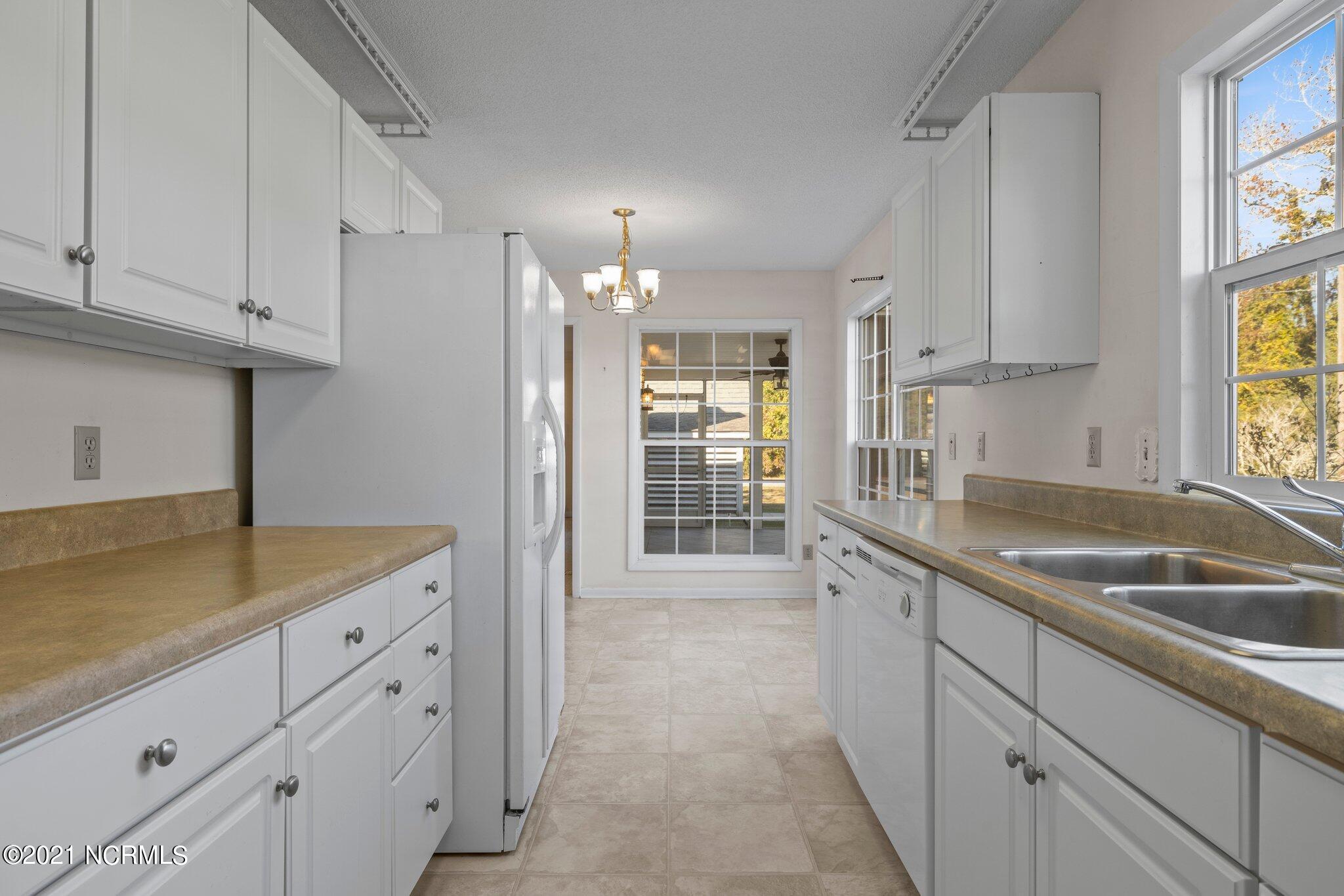 110 Wallace Road Beaufort, NC 28516 - Photo 12 of 42 Kitchen