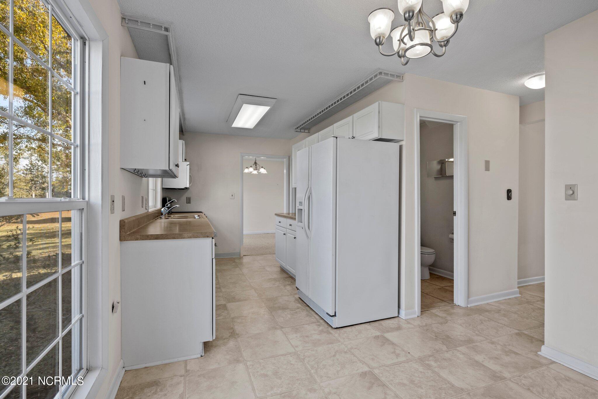 110 Wallace Road Beaufort, NC 28516 - Photo 14 of 42 Kitchen/breakfast area