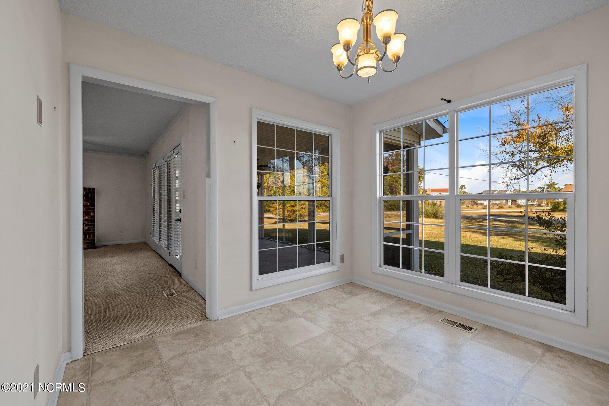 110 Wallace Road Beaufort, NC 28516 - Photo 15 of 42 Breakfast area