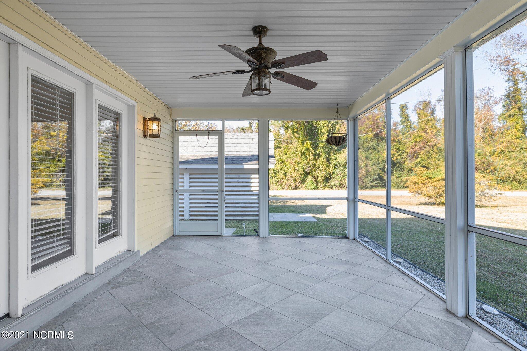 110 Wallace Road Beaufort, NC 28516 - Photo 16 of 42 Screened porch