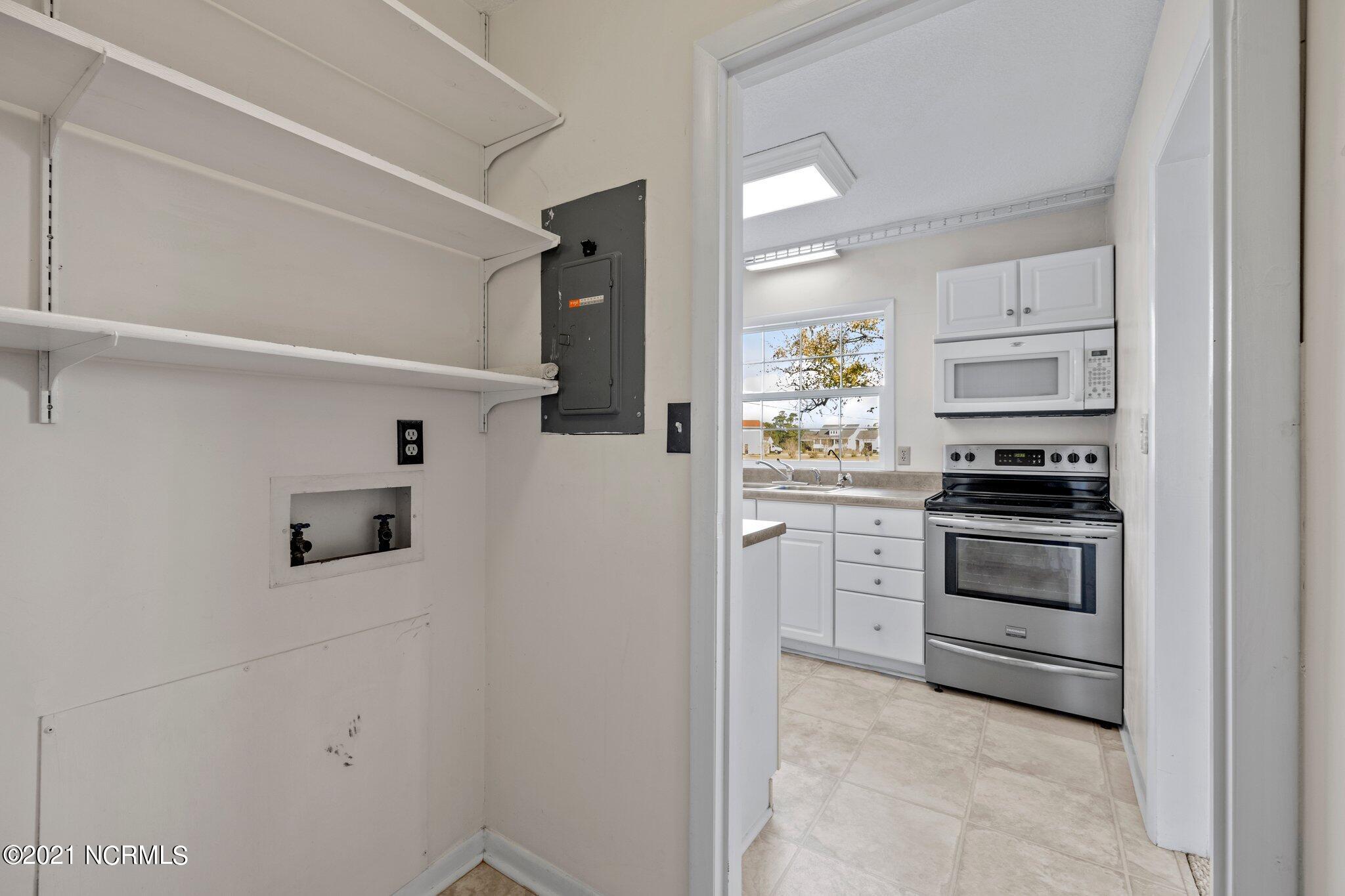 110 Wallace Road Beaufort, NC 28516 - Photo 18 of 42 Laundry room