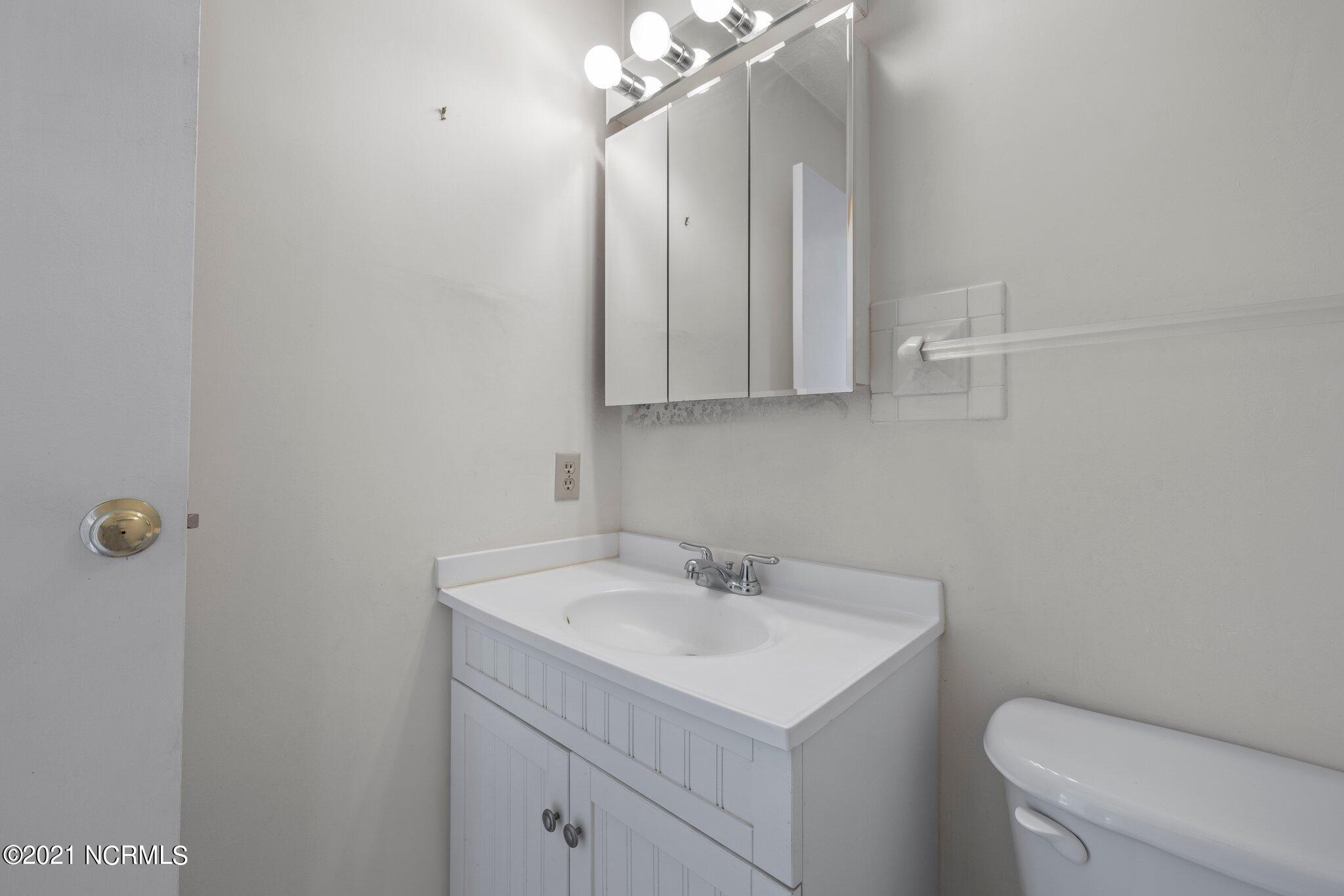 110 Wallace Road Beaufort, NC 28516 - Photo 19 of 42 Half bath