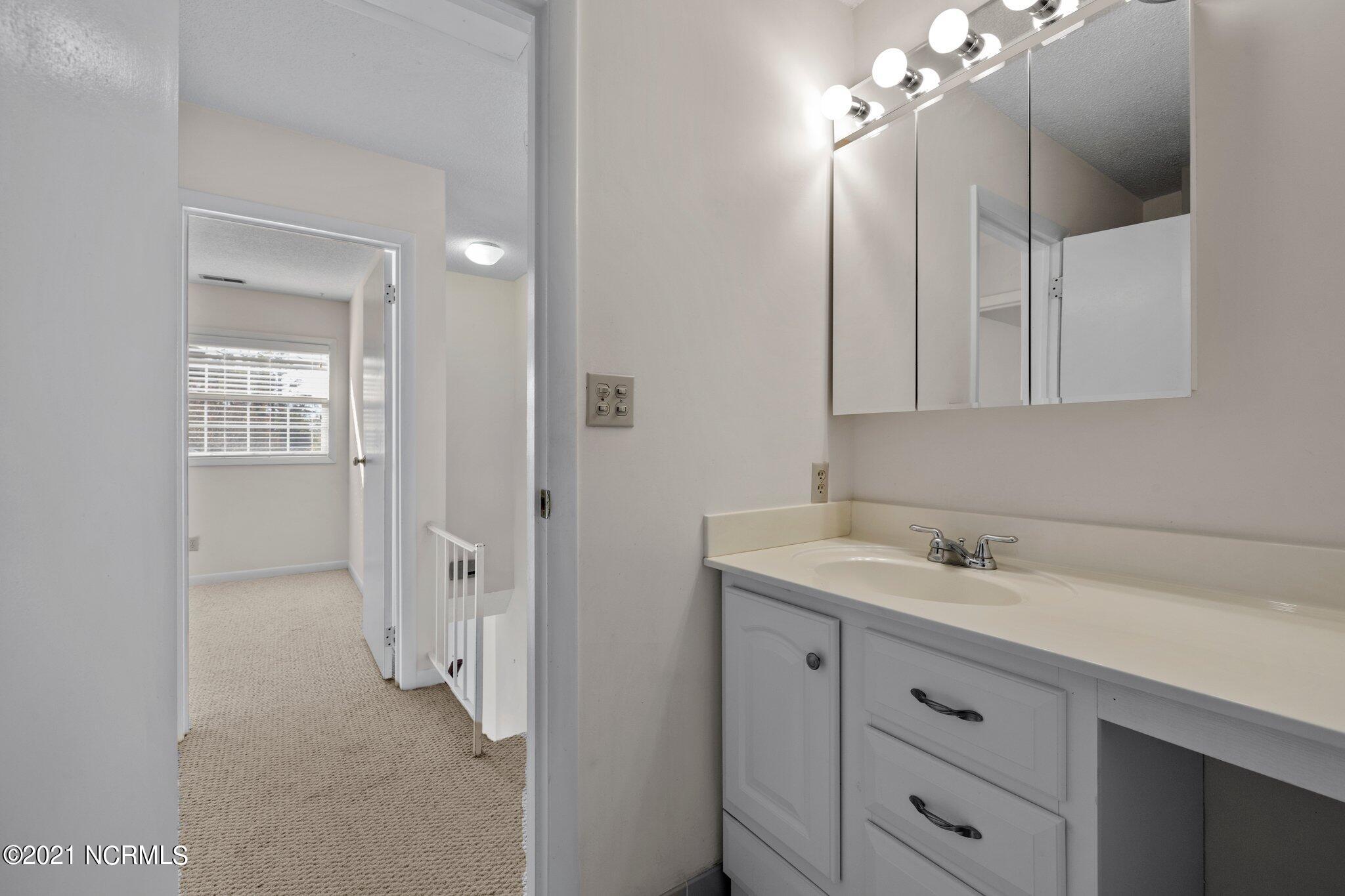 110 Wallace Road Beaufort, NC 28516 - Photo 29 of 42 Second full bath