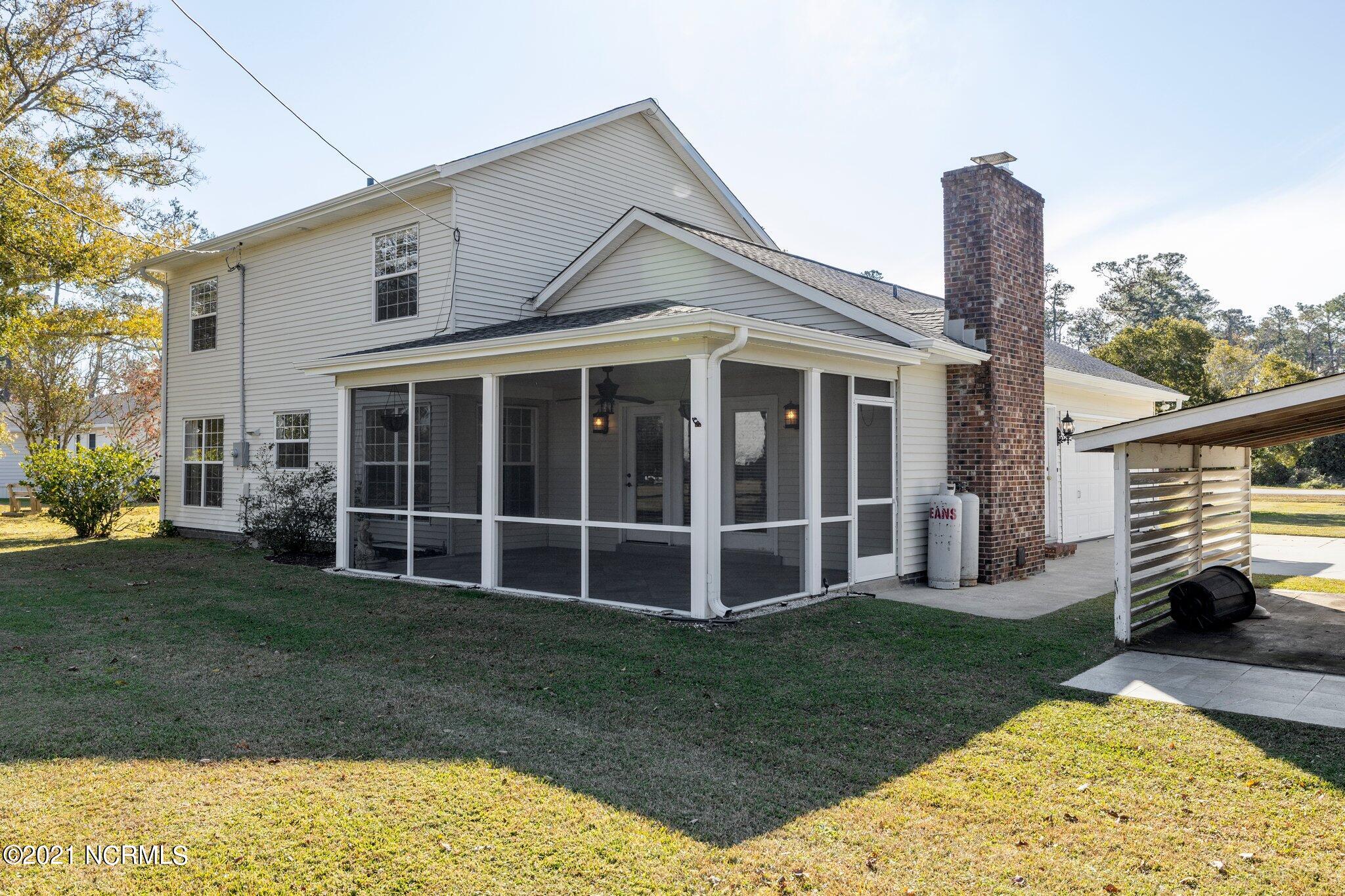 110 Wallace Road Beaufort, NC 28516 - Photo 4 of 42 Screen porch