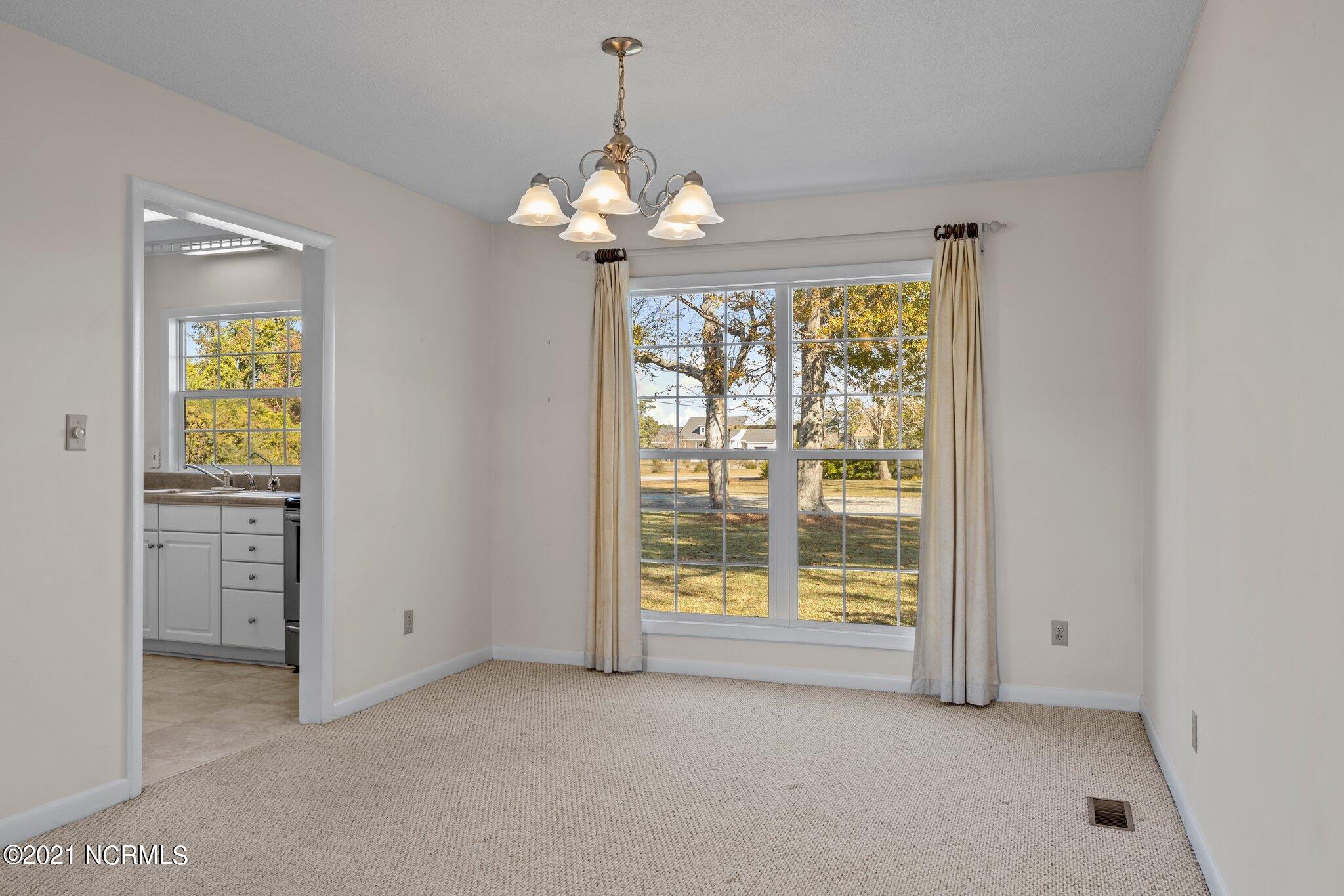 110 Wallace Road Beaufort, NC 28516 - Photo 7 of 42 Dining room