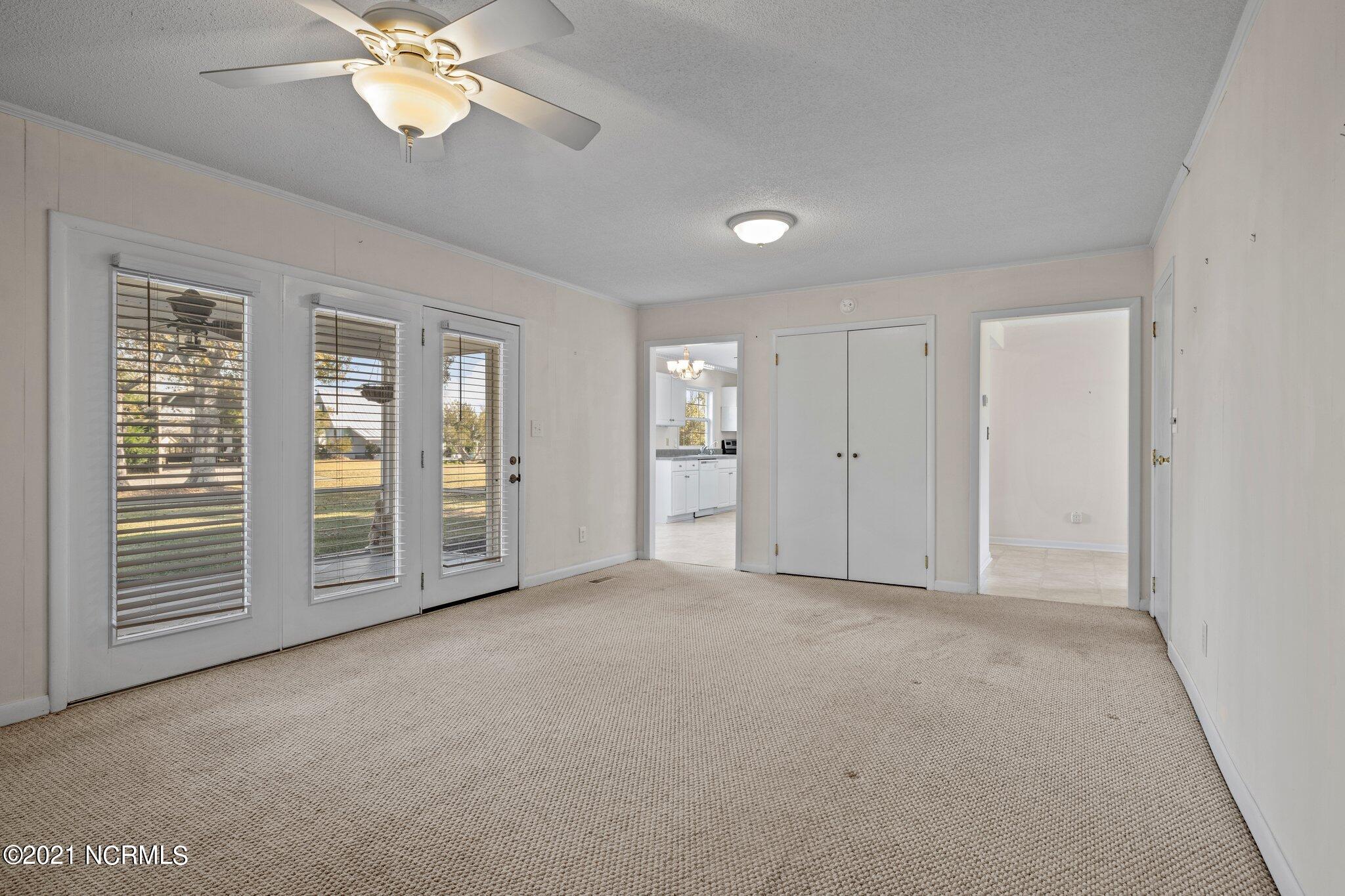 110 Wallace Road Beaufort, NC 28516 - Photo 9 of 42 Living room