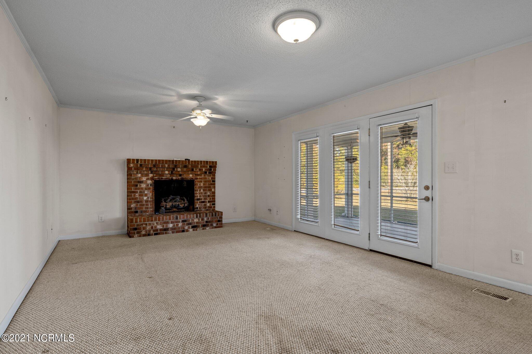 110 Wallace Road Beaufort, NC 28516 - Photo 10 of 42 Living room