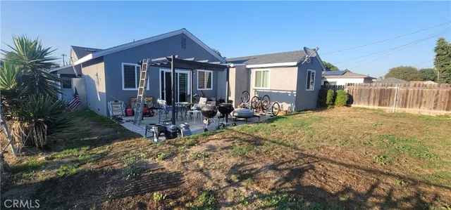 a view of a house with backyard and sitting area