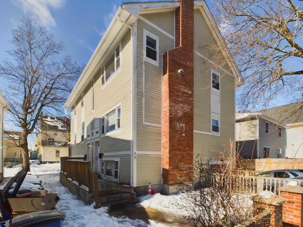 a view of a house with a yard