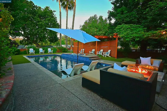 a view of a backyard with plants