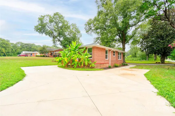 a view of a back yard
