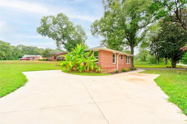 a view of a back yard