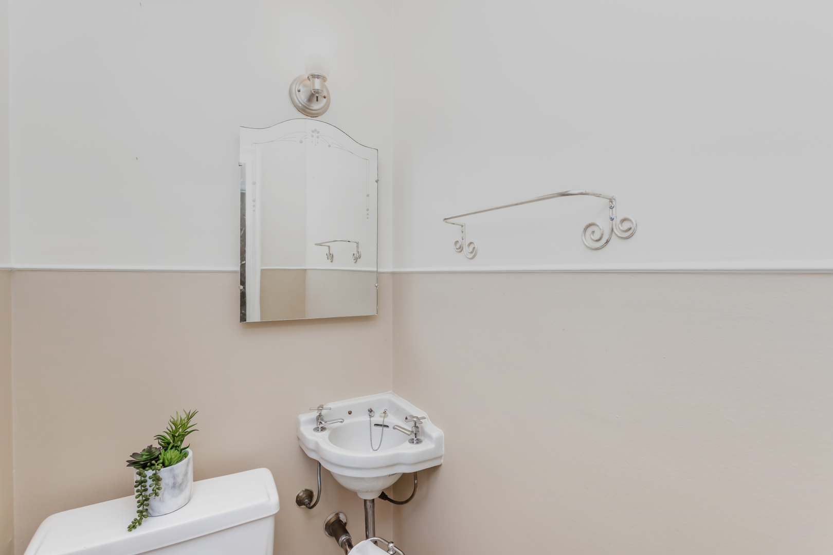 552 East Parkway Road Riverside, IL 60546 - Photo 12 of 25 a bathroom with a sink a toilet and vanity