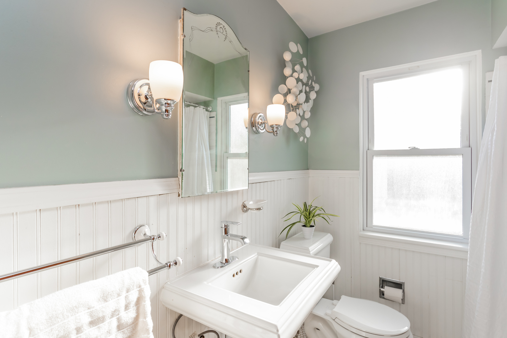 552 East Parkway Road Riverside, IL 60546 - Photo 15 of 25 a bathroom with a sink a toilet and a mirror