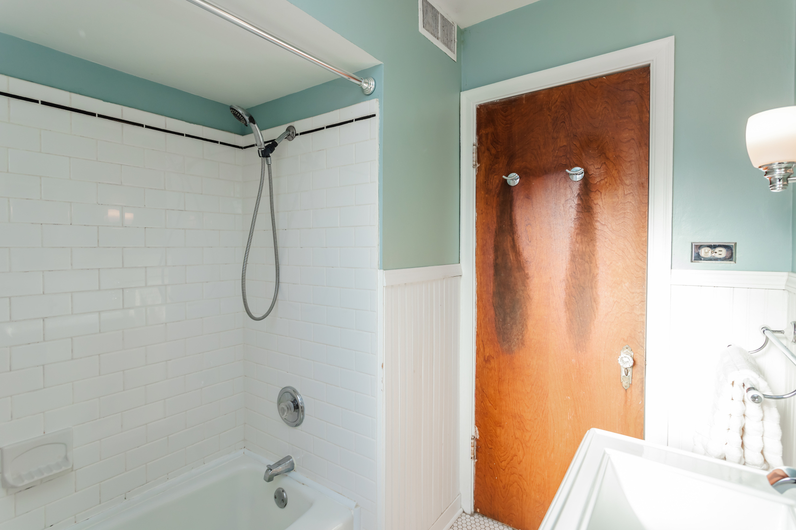 552 East Parkway Road Riverside, IL 60546 - Photo 16 of 25 a bathroom with a shower and a bath tub