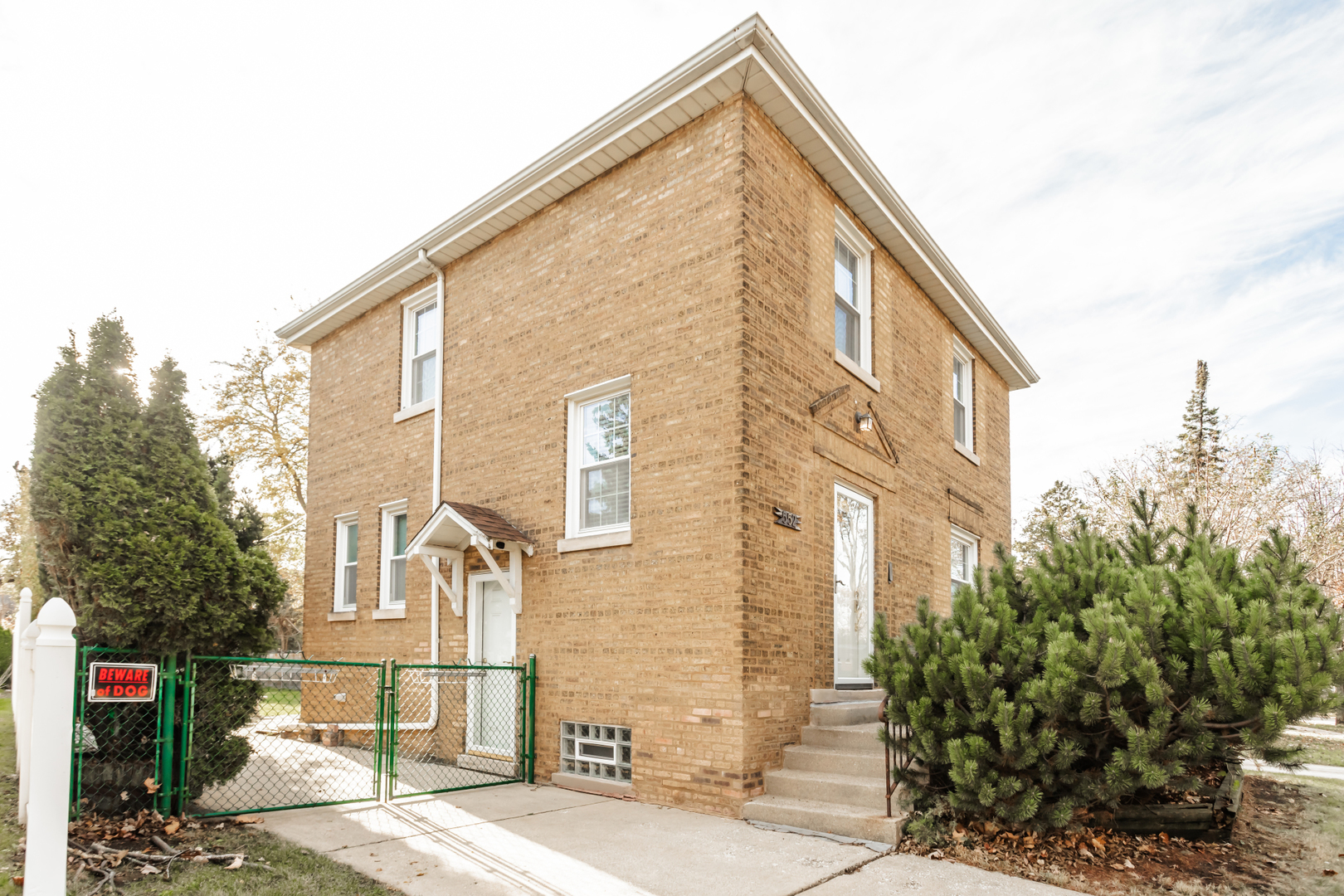 552 East Parkway Road Riverside, IL 60546 - Photo 2 of 25 a view of a blue building
