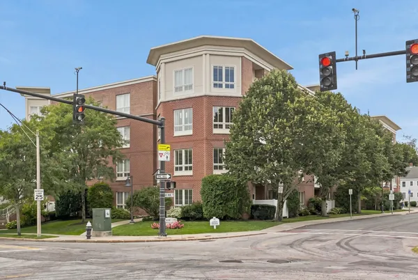 $4,000 | 26 Hammond Street, Unit EPH15, Chestnut Hill, MA 02467