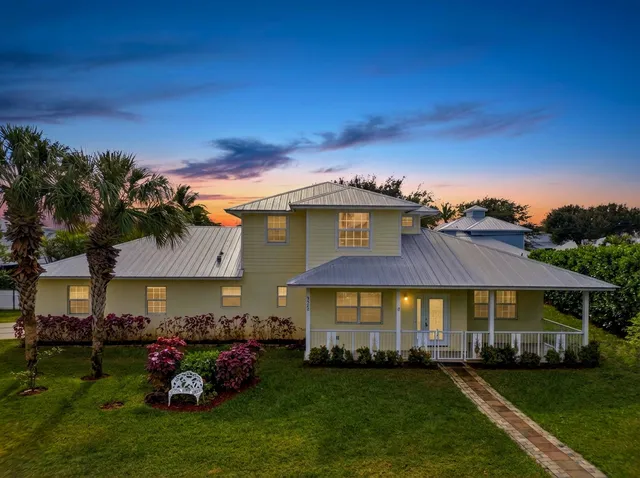a view of a house with a backyard