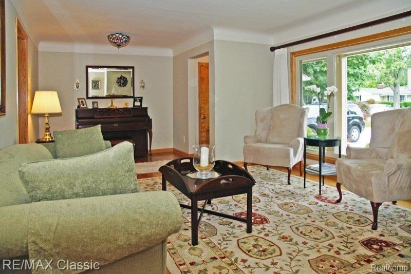 28253 Westerleigh Road Farmington, MI 48334 - Photo 4 of 24 Living Room