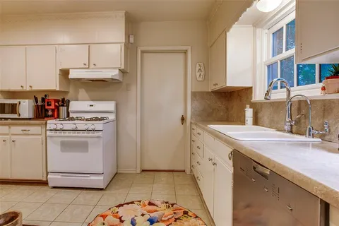 a view of a yard with a tree