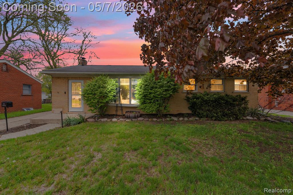 37022 Pinewood Road Wayne, MI 48184 - Photo 1 of 30