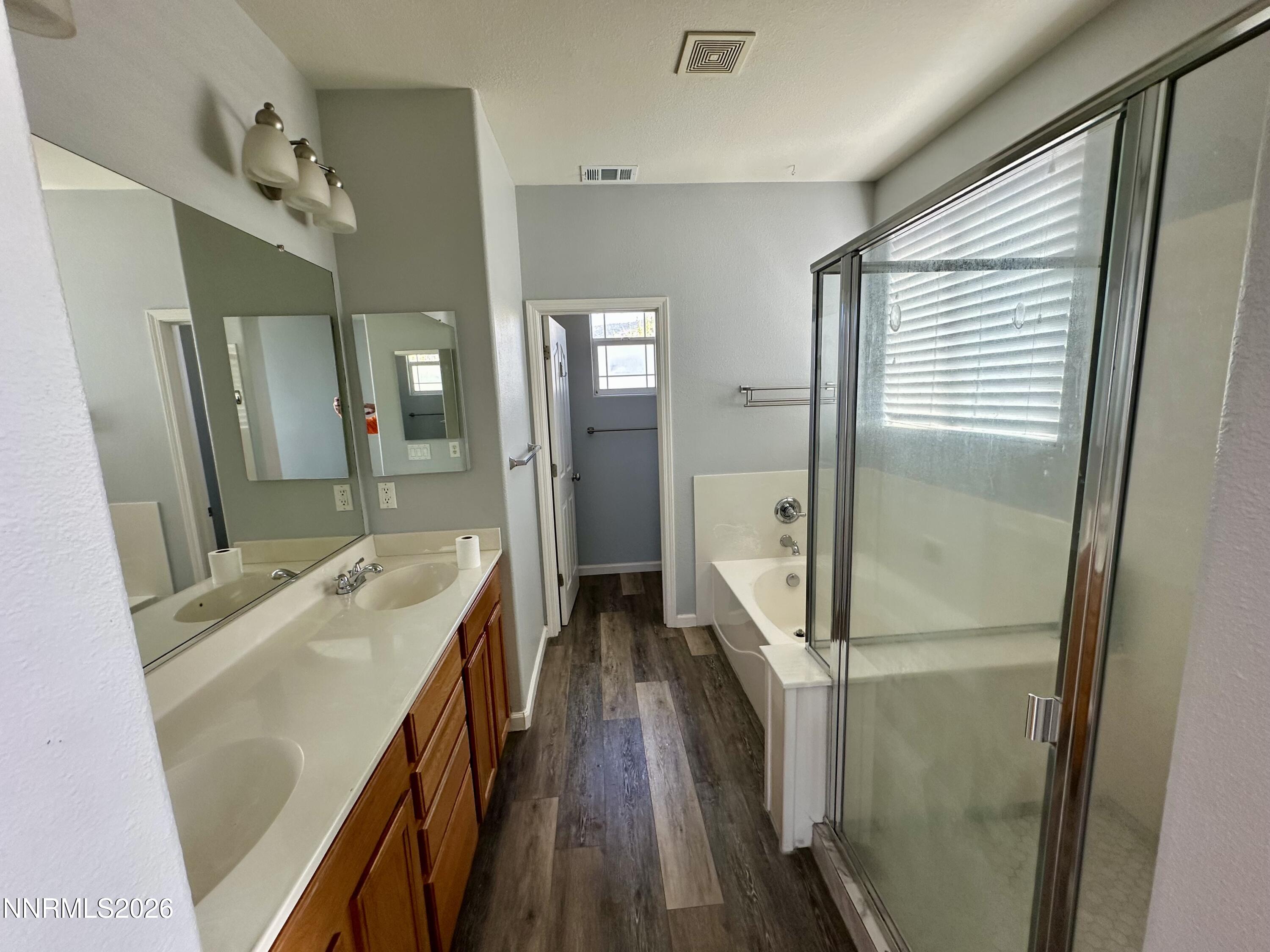 11201 Messina Way Reno, NV 89521 - Photo 23 of 27 Primary Bathroom