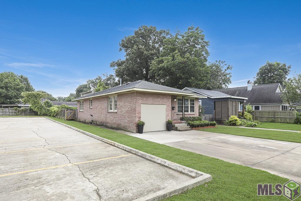 545 Moore Street Baton Rouge, LA 70806 - Photo 4 of 26 Lots of Parking!
