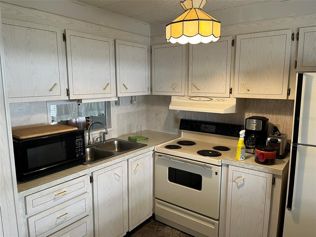 1040 Main Street, Unit 192 Dunedin, FL 34698 - Photo 11 of 15 a kitchen with cabinets and appliances