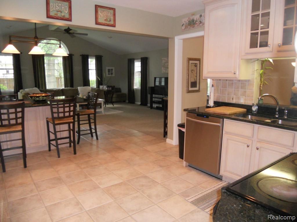 1637 Hawthorne Road Grosse Pointe, MI 48236 - Photo 7 of 19 DSCN1269.jpg
