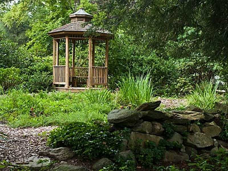 57 Stirrup Lane, Unit 57 Riverside, CT 06878 - Photo 14 of 17 a view of a garden with plants